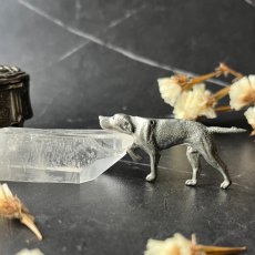 画像2: 英国ヴィンテージ ラブラドール ピューターブローチ Bailujs刻印「あごを預けて、そっと寄り添う 」イギリス製 アンティークアクセサリー (2)