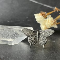 画像1: 英国ヴィンテージ 蝶のピューターブローチ「手仕事で生まれた羽の記憶」イギリス製 アンティークアクセサリー (1)