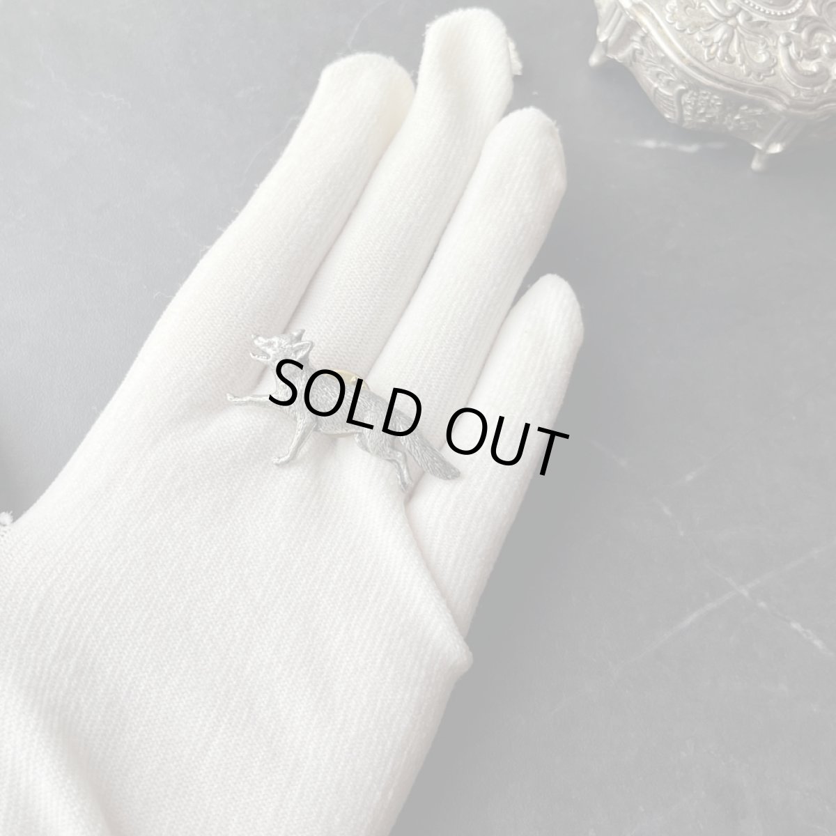 画像2: 英国ヴィンテージ きつね ピューターピンブローチ「霧の草原を駆け抜ける狐」イギリス製 アンティークアクセサリー (2)