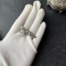 画像2: 英国ヴィンテージ きつね ピューターピンブローチ「霧の草原を駆け抜ける狐」イギリス製 アンティークアクセサリー (2)
