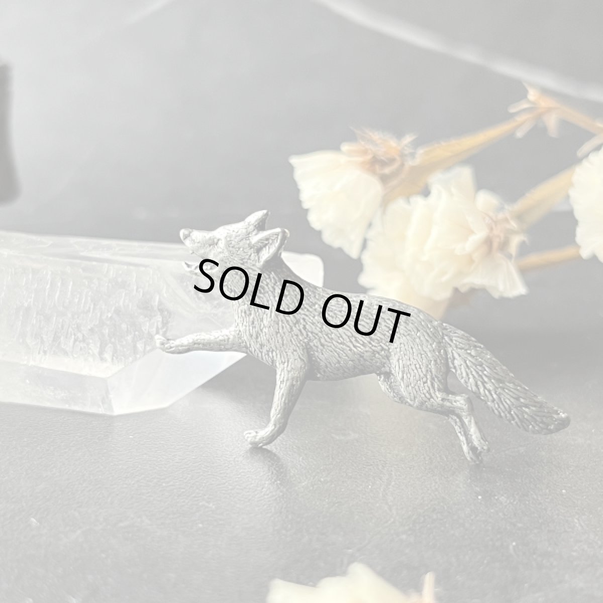 画像1: 英国ヴィンテージ きつね ピューターピンブローチ「霧の草原を駆け抜ける狐」イギリス製 アンティークアクセサリー (1)