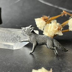 画像1: 英国ヴィンテージ きつね ピューターピンブローチ「霧の草原を駆け抜ける狐」イギリス製 アンティークアクセサリー (1)