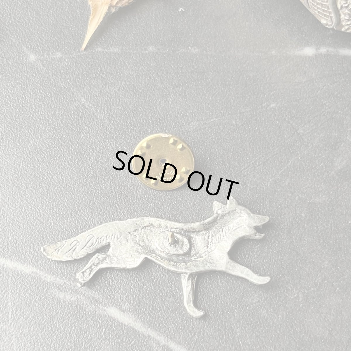 画像5: 英国ヴィンテージ きつね ピューターピンブローチ「霧の草原を駆け抜ける狐」イギリス製 アンティークアクセサリー (5)