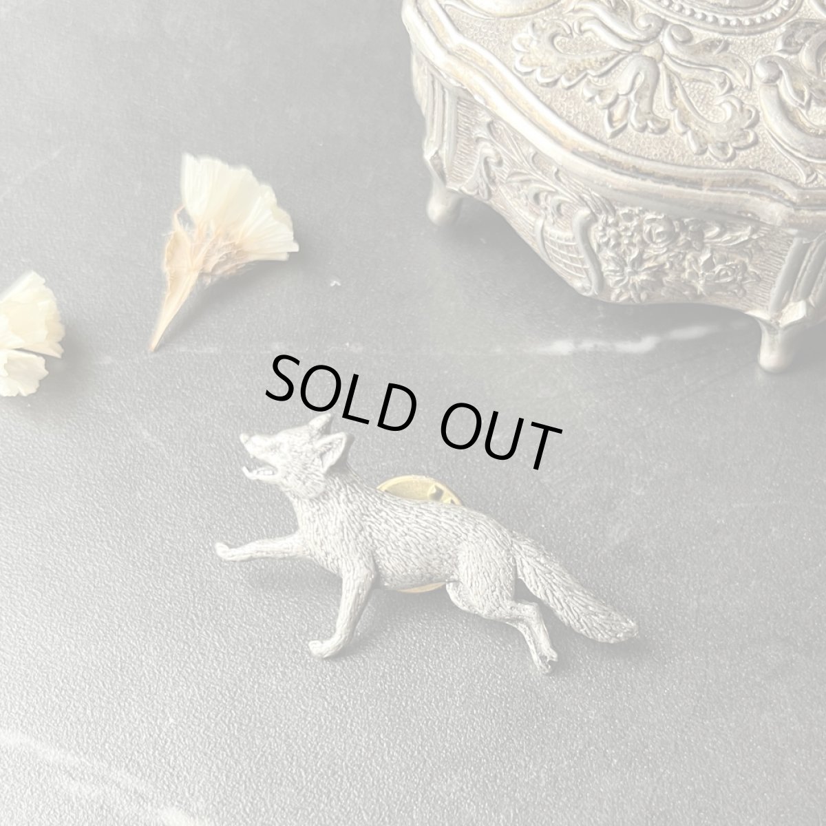 画像4: 英国ヴィンテージ きつね ピューターピンブローチ「霧の草原を駆け抜ける狐」イギリス製 アンティークアクセサリー (4)