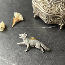 画像4: 英国ヴィンテージ きつね ピューターピンブローチ「霧の草原を駆け抜ける狐」イギリス製 アンティークアクセサリー (4)