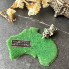 画像2: 英国ヴィンテージ コアラ ピューター製スティックピンGENUINE PEWTER 「旅の途中で出会った、しがみつき上手な癒し系」 (2)