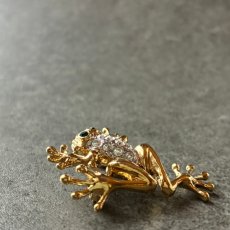 画像8: 英国1960〜80年頃CIRO製 幸運を呼ぶヴィンテージカエルブローチ シミュレイテッドダイヤの輝き「幸運を運ぶ静かなジャンプ」 (8)