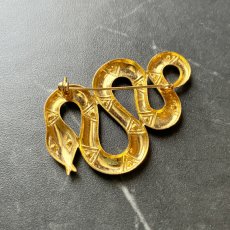 画像9: 英国 ヴィンテージへびブローチ「再生と守護のシンボル静かに輝く黄金の蛇」 幸運の昆虫アクセサリー   (9)