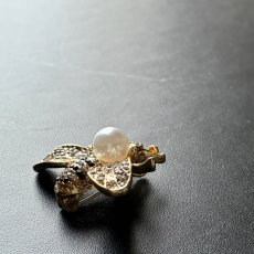 画像7: 英国 ヴィンテージ蜂ブローチ ネックレス 2WAY「パールを背に光を羽に宿して」 幸運の昆虫アクセサリー   (7)