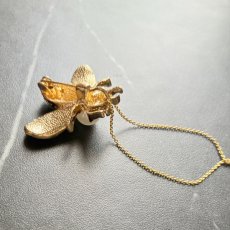 画像14: 英国 ヴィンテージ蜂ブローチ ネックレス 2WAY「パールを背に光を羽に宿して」 幸運の昆虫アクセサリー   (14)