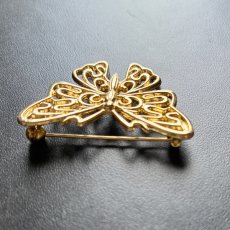 画像7: 英国 ヴィンテージ蝶々ブローチ「運命を運ぶ黄金の羽」 幸運の昆虫アクセサリー   (7)