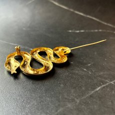 画像12: 英国 ヴィンテージへびブローチ「再生と守護のシンボル静かに輝く黄金の蛇」 幸運の昆虫アクセサリー   (12)
