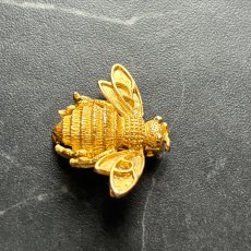画像6: 英国 ヴィンテージ蜂ブローチ「黄金の羽音、胸元に」 幸運の昆虫アクセサリー   (6)