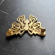 画像8: 英国 ヴィンテージ蝶々ブローチ「運命を運ぶ黄金の羽」 幸運の昆虫アクセサリー   (8)