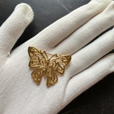 画像12: 英国 ヴィンテージ蝶々ブローチ「運命を運ぶ黄金の羽」 幸運の昆虫アクセサリー   (12)