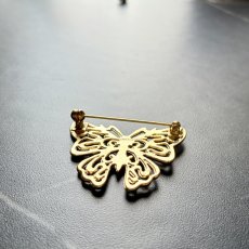 画像10: 英国 ヴィンテージ蝶々ブローチ「運命を運ぶ黄金の羽」 幸運の昆虫アクセサリー   (10)
