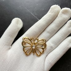 画像13: 英国 ヴィンテージ蝶々ブローチ「 風をまとう羽、願いをのせた光」 幸運の昆虫アクセサリー   (13)