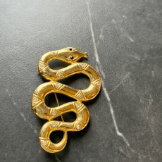 画像5: 英国 ヴィンテージへびブローチ「再生と守護のシンボル静かに輝く黄金の蛇」 幸運の昆虫アクセサリー   (5)