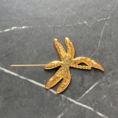 画像12: 英国 ヴィンテージトンボブローチ クリスタル「運命を運ぶ黄金の羽」 幸運の昆虫アクセサリー   (12)