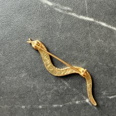 画像6: 英国 ヴィンテージへびブローチ「変容と再生を胸に宿す」 幸運の昆虫アクセサリー   (6)