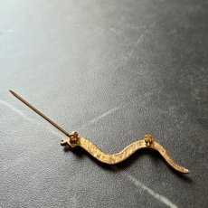 画像8: 英国 ヴィンテージへびブローチ「変容と再生を胸に宿す」 幸運の昆虫アクセサリー   (8)