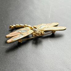 画像9: 英国 ヴィンテージトンボブローチ クリスタル「運命を運ぶ黄金の羽」 幸運の昆虫アクセサリー   (9)