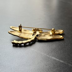 画像15: 英国 ヴィンテージトンボブローチ クリスタル「運命を運ぶ黄金の羽」 幸運の昆虫アクセサリー   (15)