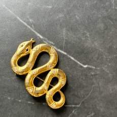 画像4: 英国 ヴィンテージへびブローチ「再生と守護のシンボル静かに輝く黄金の蛇」 幸運の昆虫アクセサリー   (4)