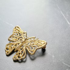 画像4: 英国 ヴィンテージ蝶々ブローチ「運命を運ぶ黄金の羽」 幸運の昆虫アクセサリー   (4)