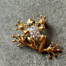 画像3: 英国1960〜80年頃CIRO製 幸運を呼ぶヴィンテージカエルブローチ シミュレイテッドダイヤの輝き「幸運を運ぶ静かなジャンプ」 (3)