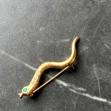 画像4: 英国 ヴィンテージへびブローチ「変容と再生を胸に宿す」 幸運の昆虫アクセサリー   (4)
