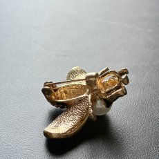 画像8: 英国 ヴィンテージ蜂ブローチ ネックレス 2WAY「パールを背に光を羽に宿して」 幸運の昆虫アクセサリー   (8)