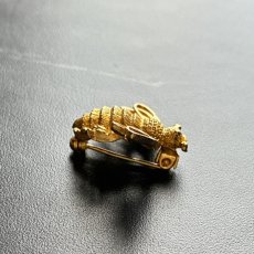 画像7: 英国 ヴィンテージ蜂ブローチ「黄金の羽音、胸元に」 幸運の昆虫アクセサリー   (7)