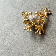 画像7: 英国1960〜80年頃CIRO製 幸運を呼ぶヴィンテージカエルブローチ シミュレイテッドダイヤの輝き「幸運を運ぶ静かなジャンプ」 (7)