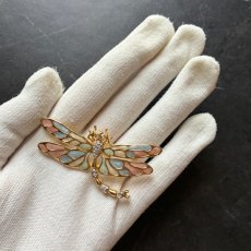 画像16: 英国 ヴィンテージトンボブローチ クリスタル「運命を運ぶ黄金の羽」 幸運の昆虫アクセサリー   (16)