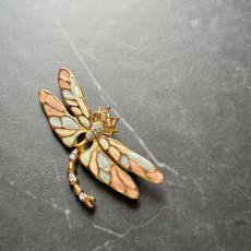 画像4: 英国 ヴィンテージトンボブローチ クリスタル「運命を運ぶ黄金の羽」 幸運の昆虫アクセサリー   (4)
