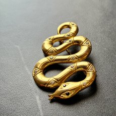 画像8: 英国 ヴィンテージへびブローチ「再生と守護のシンボル静かに輝く黄金の蛇」 幸運の昆虫アクセサリー   (8)