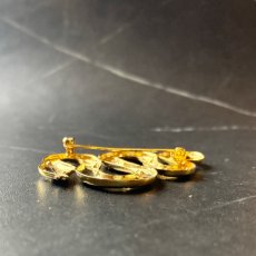 画像11: 英国 ヴィンテージへびブローチ「再生と守護のシンボル静かに輝く黄金の蛇」 幸運の昆虫アクセサリー   (11)