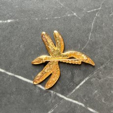 画像13: 英国 ヴィンテージトンボブローチ クリスタル「運命を運ぶ黄金の羽」 幸運の昆虫アクセサリー   (13)