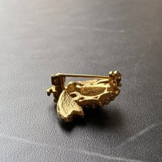 画像9: 英国 ヴィンテージ蜂ブローチ「黄金の羽音、胸元に」 幸運の昆虫アクセサリー   (9)