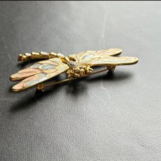 画像10: 英国 ヴィンテージトンボブローチ クリスタル「運命を運ぶ黄金の羽」 幸運の昆虫アクセサリー   (10)