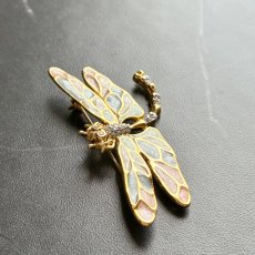 画像11: 英国 ヴィンテージトンボブローチ クリスタル「運命を運ぶ黄金の羽」 幸運の昆虫アクセサリー   (11)