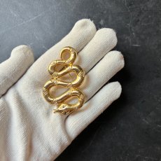 画像13: 英国 ヴィンテージへびブローチ「再生と守護のシンボル静かに輝く黄金の蛇」 幸運の昆虫アクセサリー   (13)