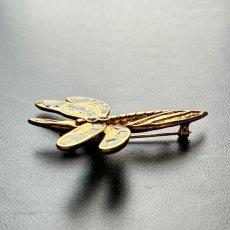 画像10: 英国 ヴィンテージトンボブローチ クリスタル「運命を運ぶ黄金の羽」 幸運の昆虫アクセサリー   (10)
