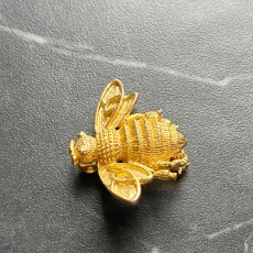 画像4: 英国 ヴィンテージ蜂ブローチ「黄金の羽音、胸元に」 幸運の昆虫アクセサリー   (4)