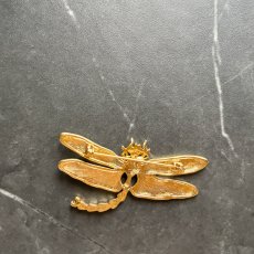 画像12: 英国 ヴィンテージトンボブローチ クリスタル「運命を運ぶ黄金の羽」 幸運の昆虫アクセサリー   (12)