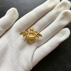 画像11: 英国 ヴィンテージ蜂ブローチ「黄金の羽音、胸元に」 幸運の昆虫アクセサリー   (11)