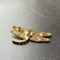 画像13: 英国 ヴィンテージトンボブローチ クリスタル「運命を運ぶ黄金の羽」 幸運の昆虫アクセサリー   (13)