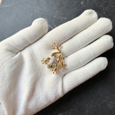 画像13: 英国1960〜80年頃CIRO製 幸運を呼ぶヴィンテージカエルブローチ シミュレイテッドダイヤの輝き「幸運を運ぶ静かなジャンプ」 (13)