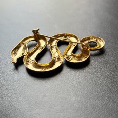 画像10: 英国 ヴィンテージへびブローチ「再生と守護のシンボル静かに輝く黄金の蛇」 幸運の昆虫アクセサリー   (10)